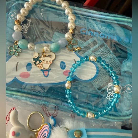 Cinnamon Roll Hello Kitty 2 small bag and 2 Keychains/bracelets/ stickers - Picture 5 of 11